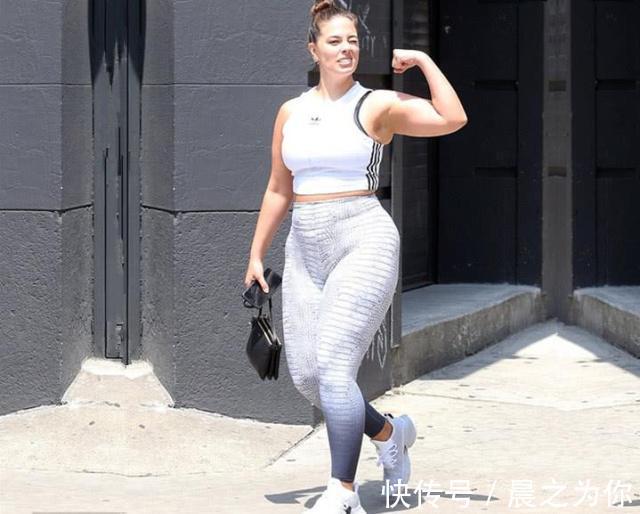 健身|190斤大码模特爱健身，紧身皮裤外出，彰显玲珑曲线
