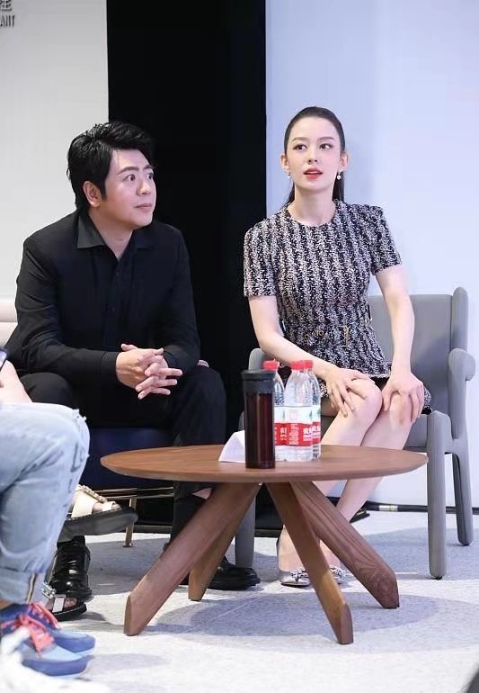 面相|吉娜生娃后变壮实,穿中国红旗袍在婆家捞金,面相和老公越来越像