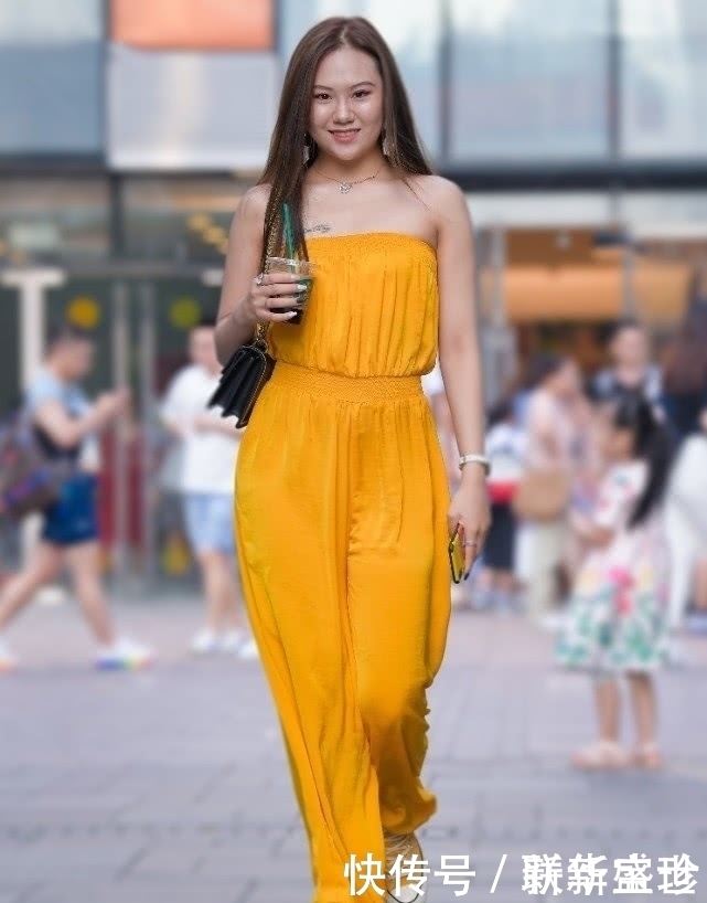 简直是过分,这么时髦的“蜂蜜裤”,要100斤的妹子穿才好看