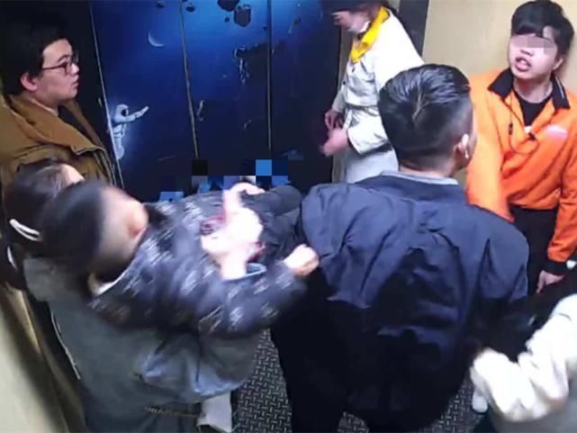 宝妈|11岁娃电梯间蹦跳,宝妈:“我儿子才多大!”遭05后少年反怼教育