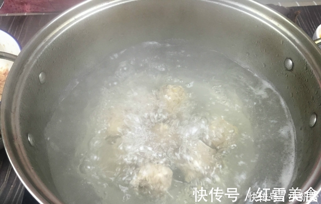 小窍门|肉丸子下锅就散？学会小窍门，肉丸子保准不松散，还很有弹性！
