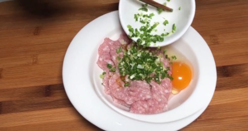 馄饨店老板:调馄饨馅时,要学会这2个技巧,保证馄饨滑嫩爽口