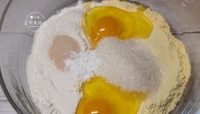 玉米面新吃法,加2个鸡蛋,不蒸不烤,简单一做,出锅瞬间被抢光