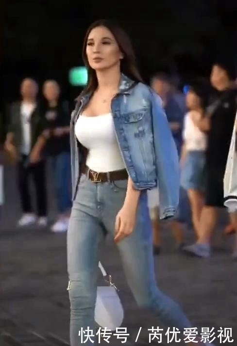 时尚达人一件牛仔夹克穿搭,看上去帅气十足