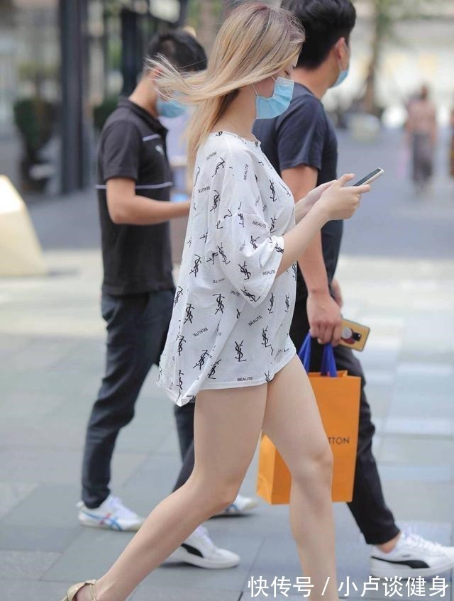 上工装 原瑜伽裤可不止休闲范儿,简单添加一些花纹元素,造型时!