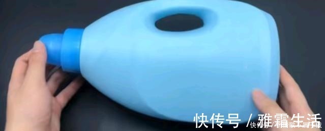卫生间|洗衣液瓶子开两个圈留下把手,放卫生间里,这个妙用你肯定想不到!