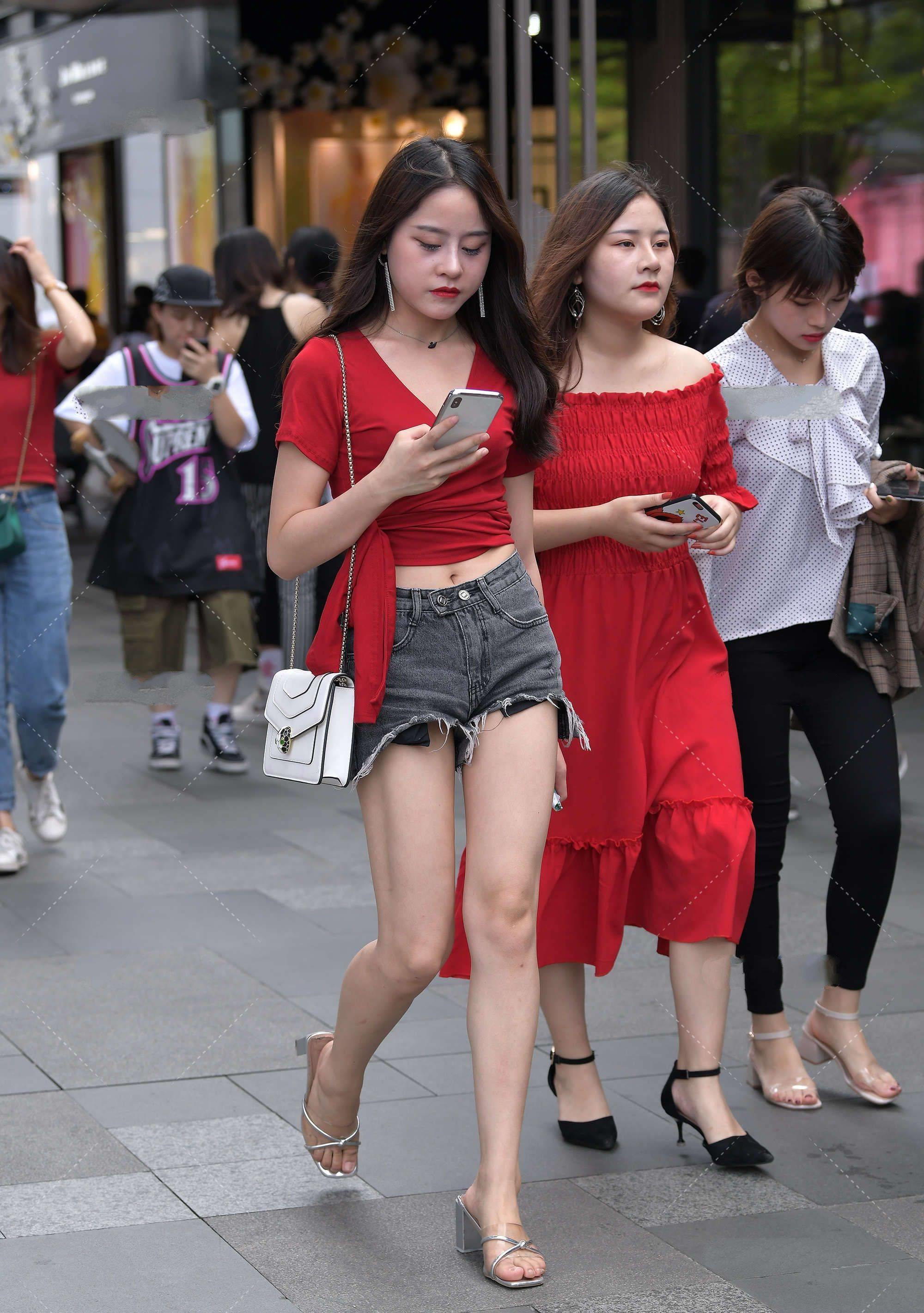 红色|要想凸显高级感就穿红色衣服,搭配高跟鞋气质十足,成熟又知性