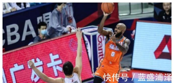 四川男籃|高登華麗數(shù)據(jù)背后，他成為最大犧牲者，黎伊揚也遇到袁堂文的尷尬！