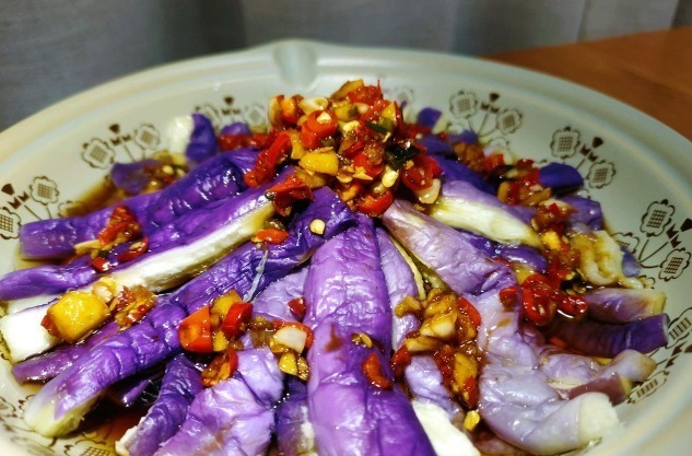 做蒸茄子，切开后不要直接蒸，学会1招，茄子不变色，好看又好吃