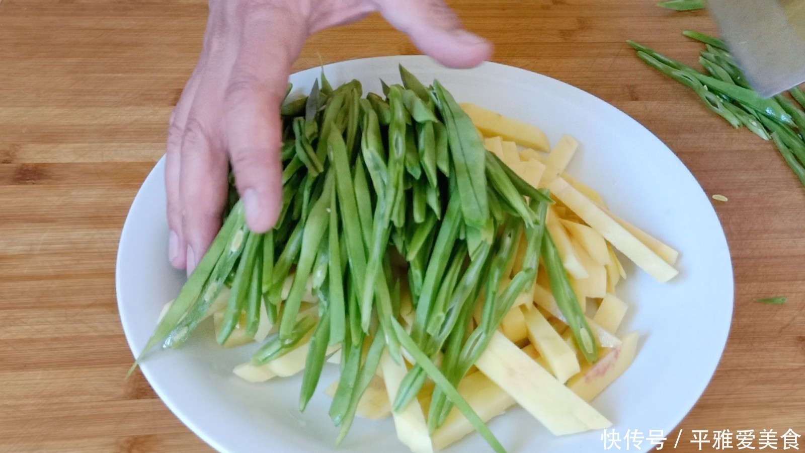  是用|饭店的铁锅焖面好吃，原来都是用的此技巧，以前真的是做错了