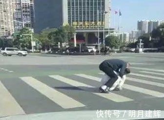 三胞胎|宝爸带着三胞胎宝宝过马路,嫌他们走得慢,于是一个熊抱直接抱走