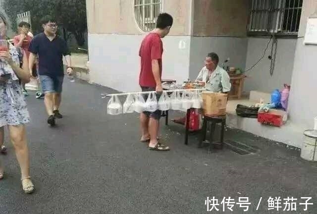 |搞笑图片幽默段子笑话:大哥你买这么多的早餐,你家几口人啊