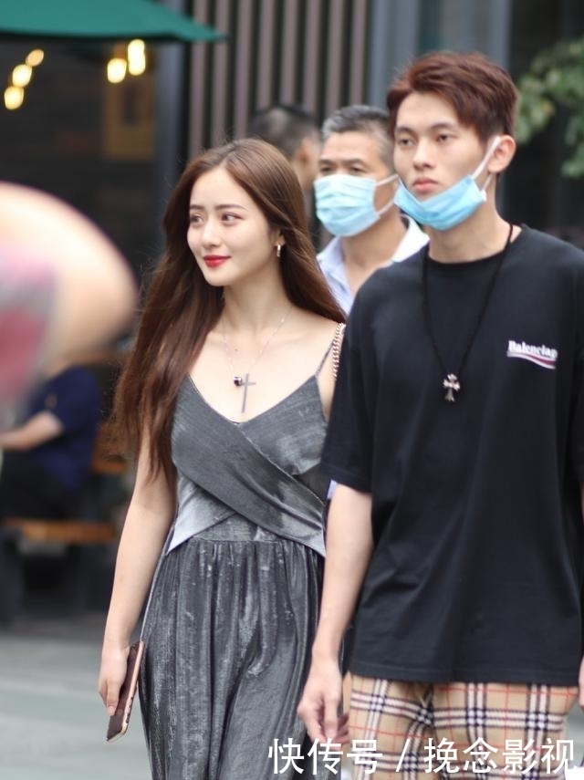 连衣裙的打扮显出典雅气质,穿出不同的感觉