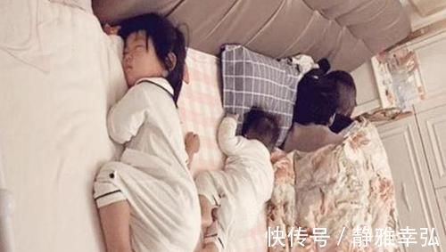 爸妈|一家四口的“睡觉照”火了,画面让人既好笑又心疼:佛系家长