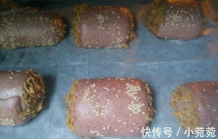 做了7年面包，第一次做“黑面包”，女儿一口气吃了两个，真好吃