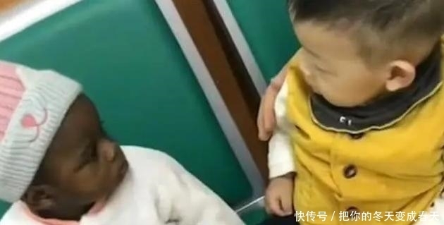有种“懵逼”叫中国娃看到非洲娃,2娃表情一脸疑惑:太可爱了