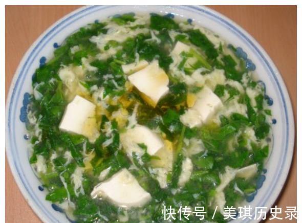 钙质|20度的天气较冷孩子出门穿外套,多喝经典汤,长高个生病少