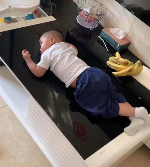 哥哥|哥哥开学后,弟弟“花式”想哥哥,宝妈:忘记他是怎么揍你的了?