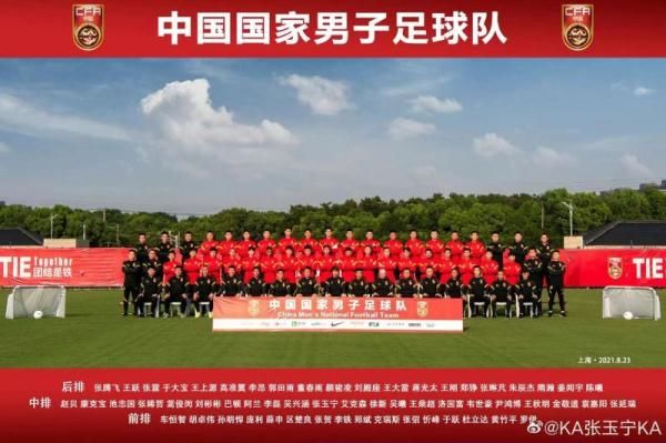 代表团|国足抵达多哈备战12强赛，主帅李铁将公务舱位让给球员