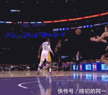 职业生涯|詹姆斯的传球厉害吗?为什么皮蓬曾经评价他为天生的传球手?