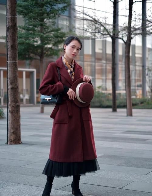 新年火了一种穿搭,叫“红大衣+裙子”,洋气显白,2021穿它准美