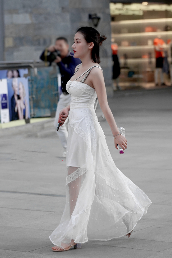 小姐姐穿明黄色的连衣裙，给人一种干净整洁、知性优雅的感觉