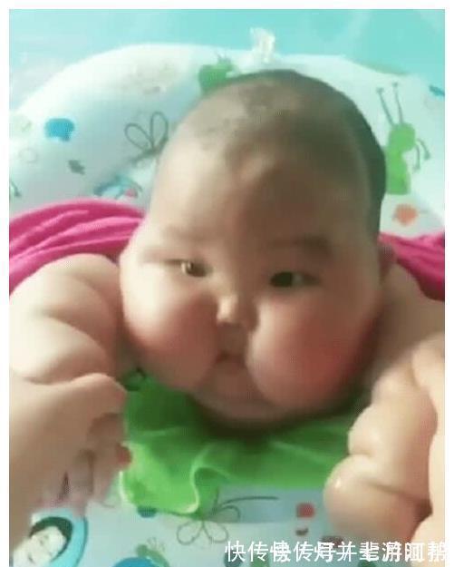 胖成|奶奶回家看望孙子,孩子模样让众人笑喷,网友:这是吃啥长大的?