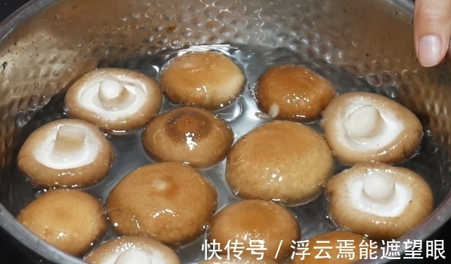 香菇只用清水洗,等于吃“虫卵”,教你一窍门,脏东西虫卵全跑光