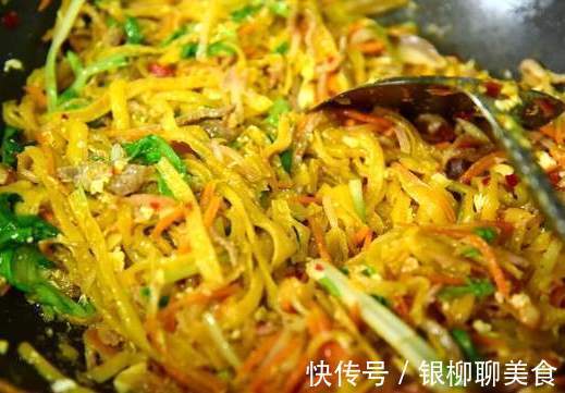 洋葱|炒粉条时，焯水后不能直接炒，教你此做法，粉条根根分明，不成坨