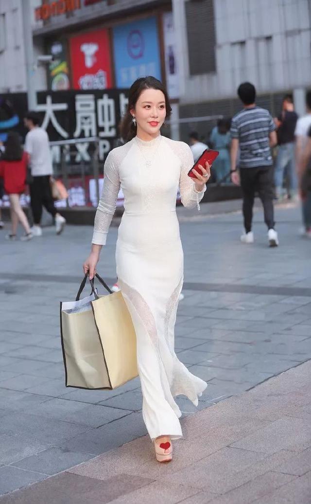 包臀裙|街拍：连衣裙搭配一双尖头的高跟鞋，非常的时尚简约