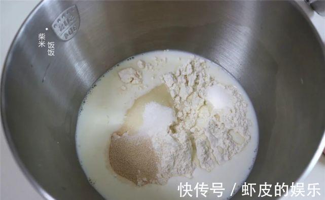 做法最简单的面包,只需普通食材,柔软香甜,适合在家做