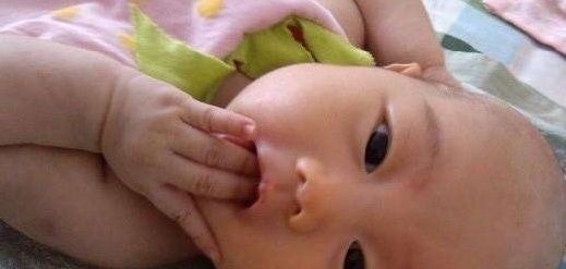 宝妈|宝宝一直吃手真的是因为饿吗?这几点原因很少人知道,宝妈别忽视
