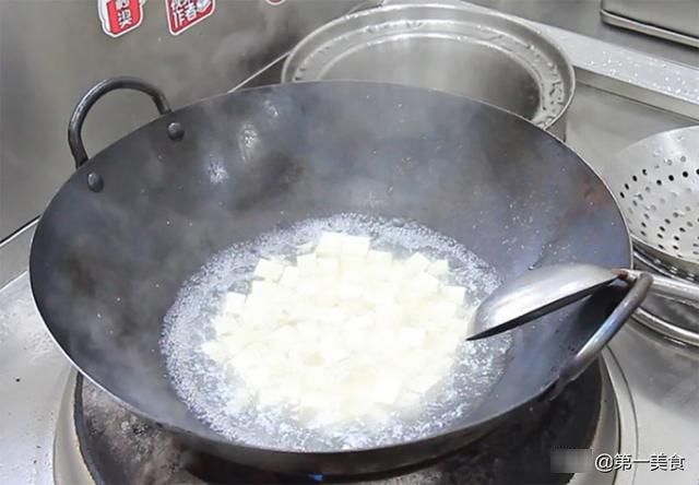 豆腐|豆腐怎么做才好吃，厨师长教你做咸蛋黄豆腐，鲜嫩入味，营养丰富