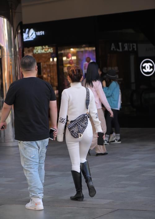 时尚的她真会打扮，白色系清新搭配，太美了！