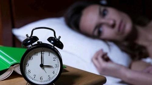 劳宫穴|失眠难入睡，半夜容易惊醒？常做4事，改善失眠，或能睡个好觉