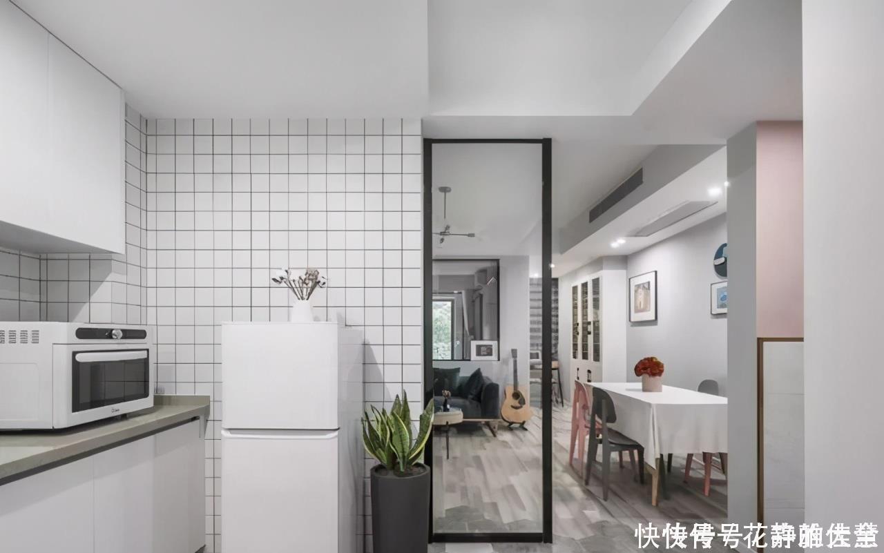 人家|越来越多人家里不装木门了，现在流行这样装，简约还不占地儿