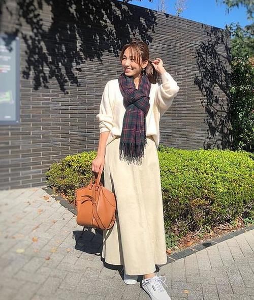 披肩长围巾的时尚卷法！冬天活跃的范本披肩搭配