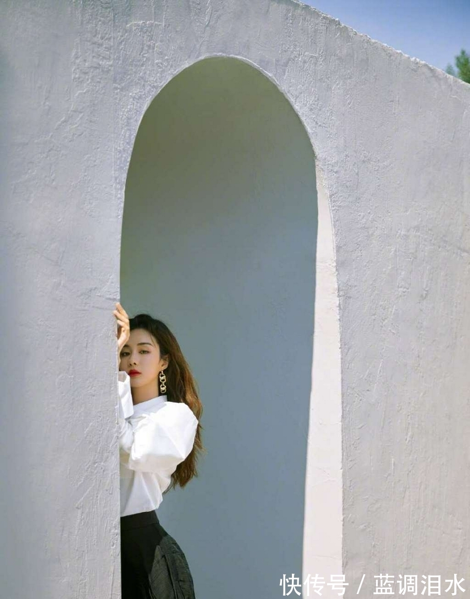 泡泡袖|郑合惠子穿泡泡袖连衣裙 卷发红唇气质温柔