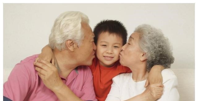 尿不湿|有3类老人很适合带娃,家有这样的老人,妈妈和孩子都太幸福了