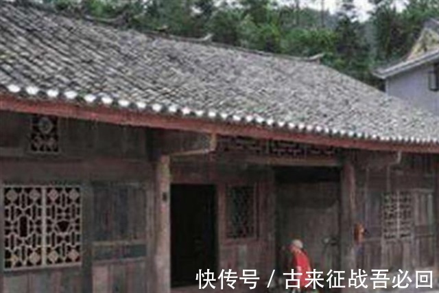 木屋$老农住价值8亿金丝楠木木屋,100万卖给投资商,今搬回乡下盖新房