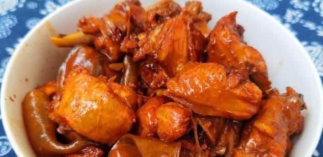 炖鸡时,要不要先焯水?大厨:教你正确做法,鸡肉鲜香又入味