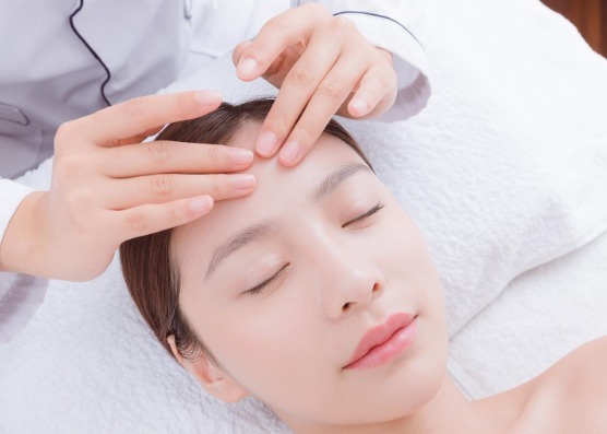 女人的肌肤时刻都在被危害着:日用化妆品的残留物如何解决?