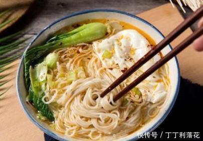 大厨|煮面条,水开下锅是大错!大厨透露技巧,面条劲道不起坨,超好吃