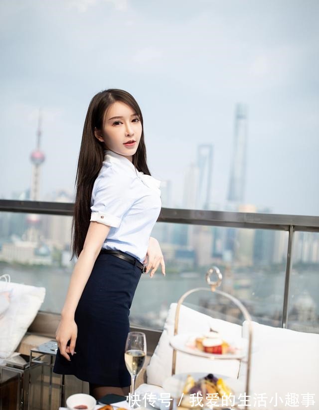 半身裙 条纹衬衫搭配黑色高跟鞋，干练不失女性的优雅！