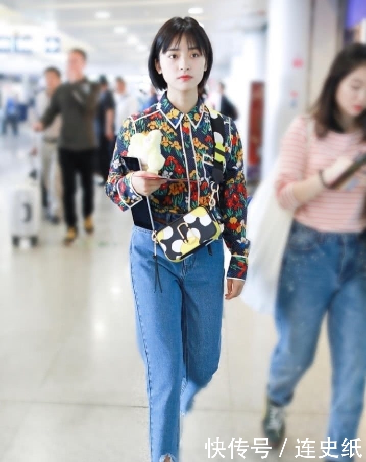 衬衣|当沈月李子璇同在机场穿花衬衣,终于见识到95后中也有鸿沟!
