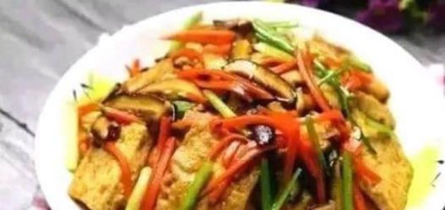 辣炒鸡片，地三鲜，家常红烧豆腐，凉拌海蜇的做法