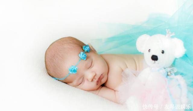 宝妈被照相馆坑了,满月孩子被送医抢救,医生不配做父母