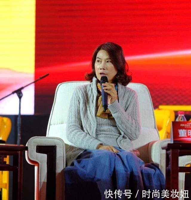 露肩|董明珠不愧是见过世面,穿露肩裙配高领打底,端庄又高级洋气