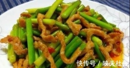 炒蒜苔直接下油锅？原来之前都做错了，难怪蒜苔发柴又不入味