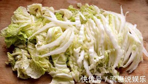 炒大白菜时,千万别直接下油锅,多加这一步,口感脆嫩,更加开胃